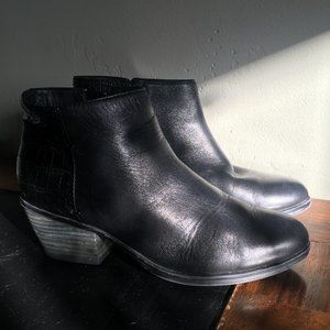 Clarks artisan collection boots in black leather with snake print on back size 5